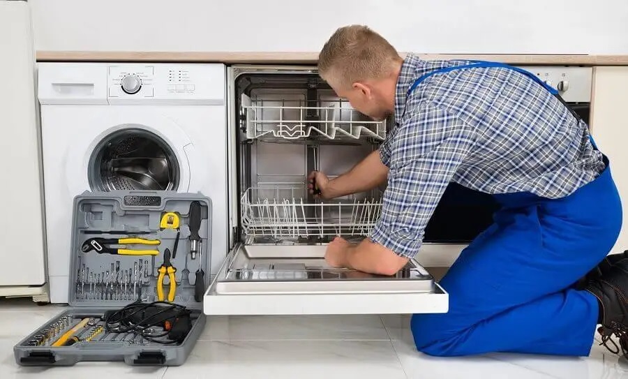 Narlıdere Smeg servisi teknisyen ekibi beyaz eşya tamiri yaparken